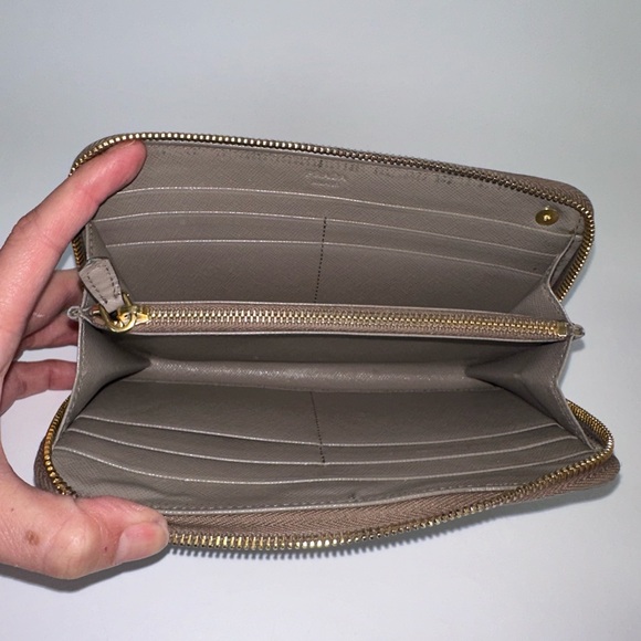 💯 PRADA Logo Gray Saffiano Leather Zippered Wallet on Chain w/ auth cert - Picture 4 of 12